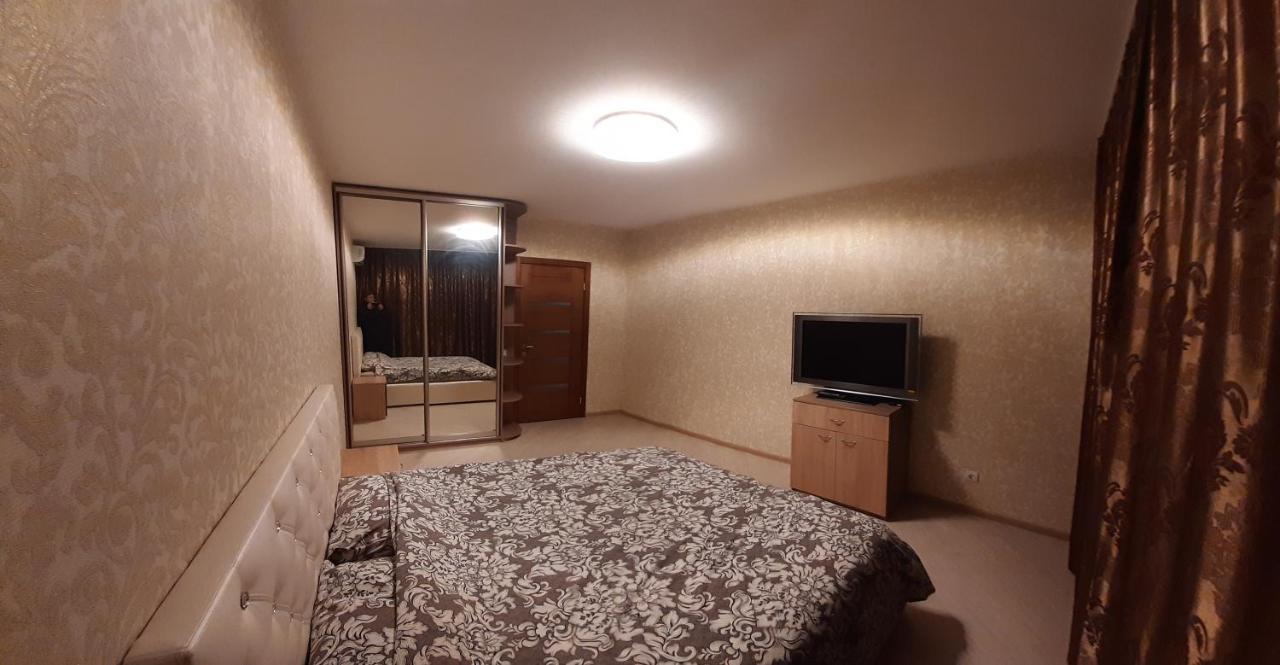 Просторные Апартаменты Бариса Гмыри 14Б Kiev Luaran gambar